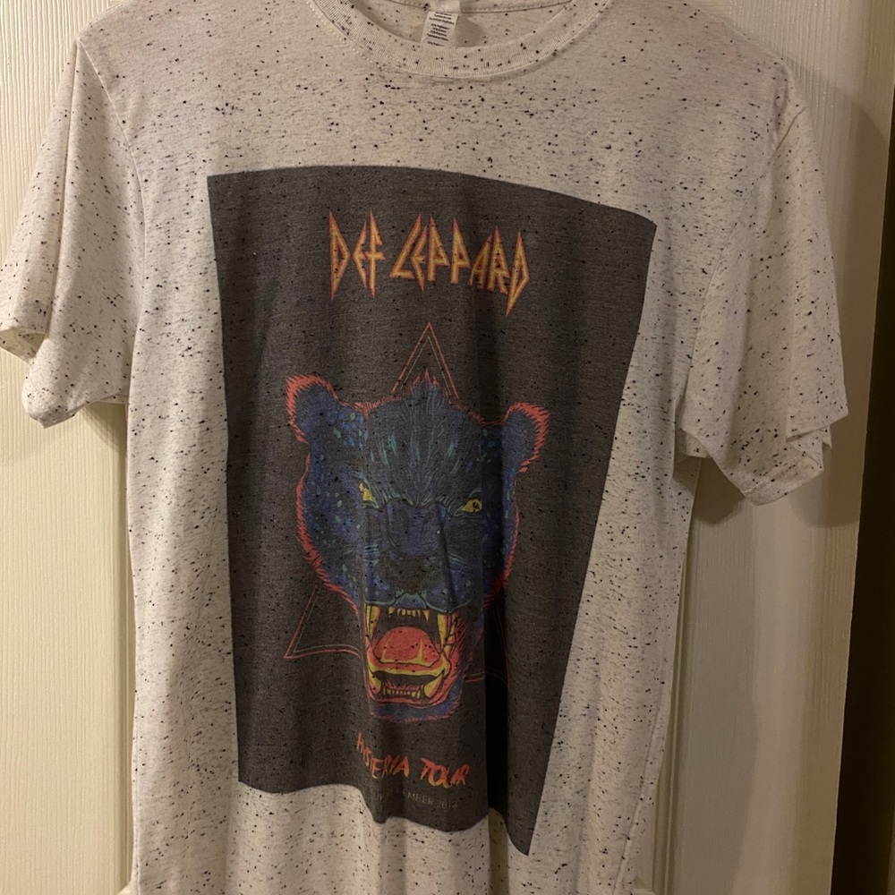 Super trendy Def Leopard band tee!